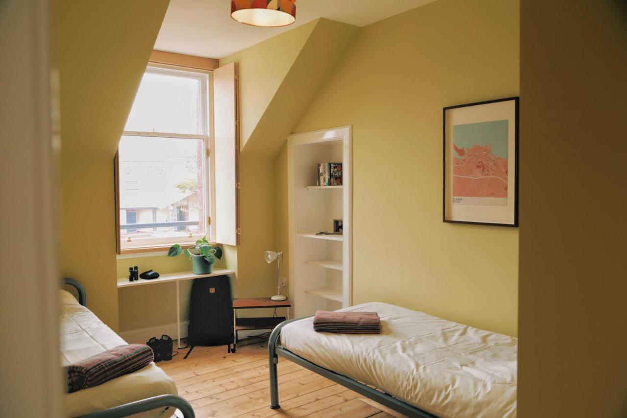 The Dolphin Inn Hostel دنبار المظهر الخارجي الصورة