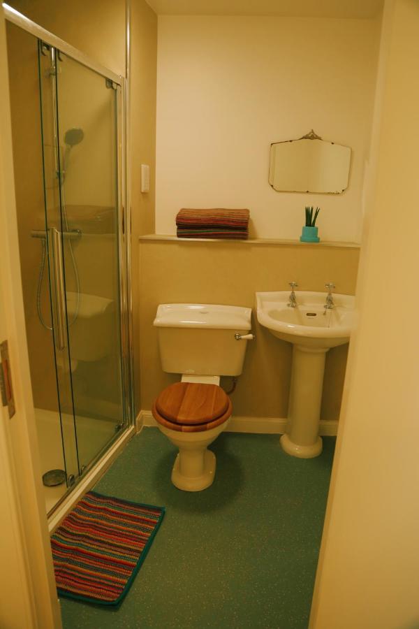 The Dolphin Inn Hostel دنبار المظهر الخارجي الصورة