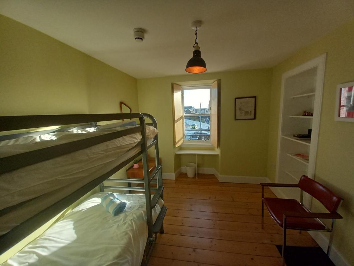The Dolphin Inn Hostel دنبار المظهر الخارجي الصورة