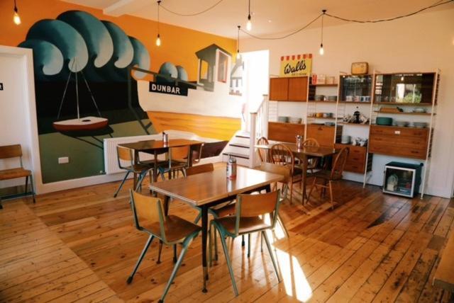 The Dolphin Inn Hostel دنبار المظهر الخارجي الصورة